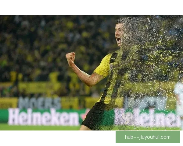 现代足球体系下从进攻核心到防线屏障的莱万多夫斯基防守贡献新观察